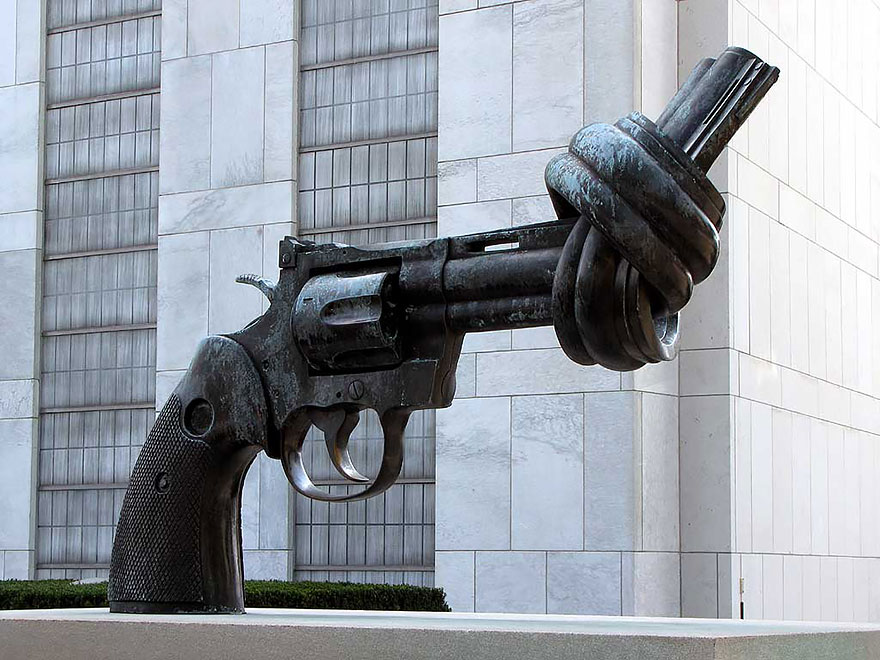 The Knotted Gun "Non-Violence" Sculpture In Turtle Bay, New York, USA